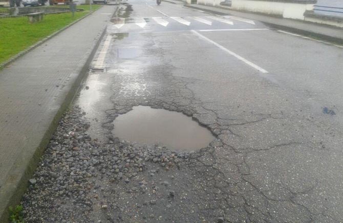 socavón na pista de Porto en Pontecesures /