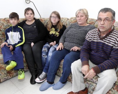 FAMILIA QUE ESPERA DESAHUCIO EN CESURES /