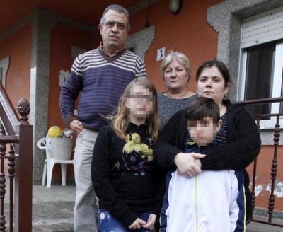 FAMILIA QUE ESPERA DESAHUCIO EN CESURES /