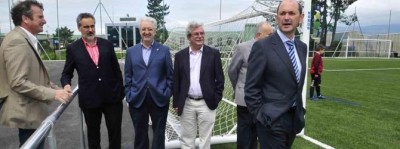 Valga. Rafael Louzán y José María Bello Maneiro, junto a José Manuel Cores Tourís inauguran el nuevo complejo deportivo de la parroquia de Campaña, en el que se encuentra un campo de fútbol de hierba sintética, un nuevo gimnasio y las obras de reforma realizadas en el pabellón de Cordeiro.