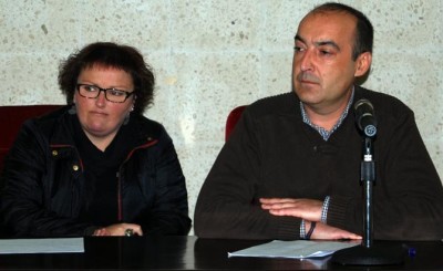 Pleno Pontecesures. Cecilia Tarela (i) del BNG, y Roque Araújo (d) del PSOE