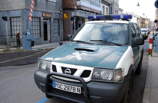 Un vehículo de la Guardia Civil en la calle San Lois de Pontecesures